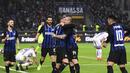 Selebrasi pemain Inter Milan atas gol pertama dari D’Ambrosio pada laga lanjutan Liga Italia Serie A yang berlangsung di stadion Giuseppe Meazza, Milan, Senin (18/2). Inter Milan menang 2-1 atas Sampdoria. (AFP/Miguel Medina)