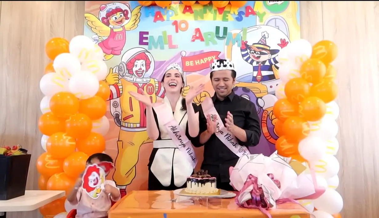 Meski sebagai Wakil Gubernur Jawa Timur, kue ulang tahun juga terlihat kecil. Dekorasi juga sederhana dengan hiasan balon warna putih dan emas. Selesai acara semua  yang hadir berbaris untuk salam-salam dengan bernyanyi sholawat. [Youtube/Arumi Bachsin]