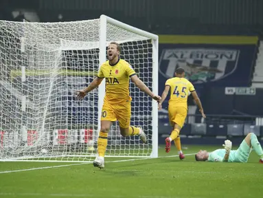 Penyerang Tottenham Hotspur, Harry Kane berselebrasi setelah mencetak gol ke gawang West Bromwich Albion pada pekan kedelapan Liga Inggris di Stadion The Hawthorne, Minggu (8/11/2020). Tottenham berhasil mengalahkan WBA 1-0 lewat gol yang dibuat Harry Kane. (AP Photo/Dave Thompson, Pool)