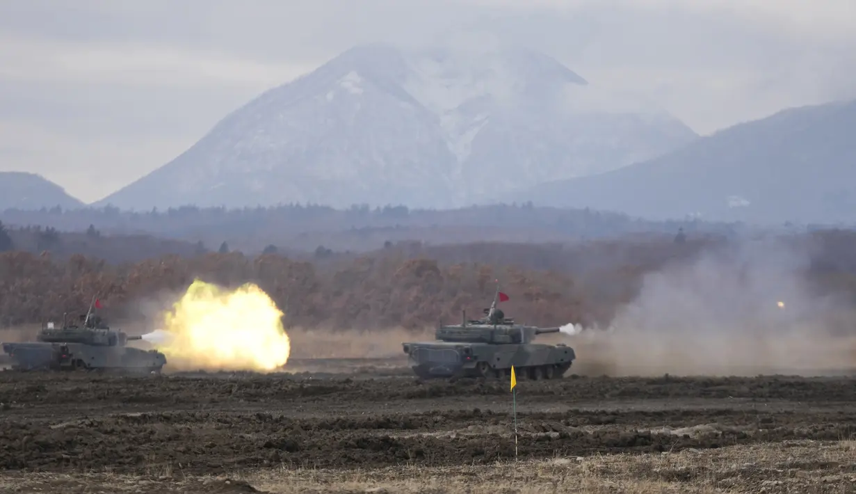Tank Angkatan Darat Bela Diri Jepang Type 90 menembakkan senjatanya ke sasaran saat latihan tahunan di Minami Eniwa Camp, Eniwa, Pulau Hokkaido, Jepang, 6 Desember 2021. Negara dengan kekuatan militer tidak terlalu disorot dunia ini justru terus membangun kekuatan militer. (AP Photo/Eugene Hoshiko)