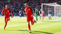 Striker Inggris, Harry Kane, melakukan selebrasi usai mencetak gol ke gawang Skotlandia pada kualifikasi Piala Dunia 2018 di Hampden Park, Sabtu (10/6/2017). Skor berakhir imbang 2-2. (EPA/Robert Perry)