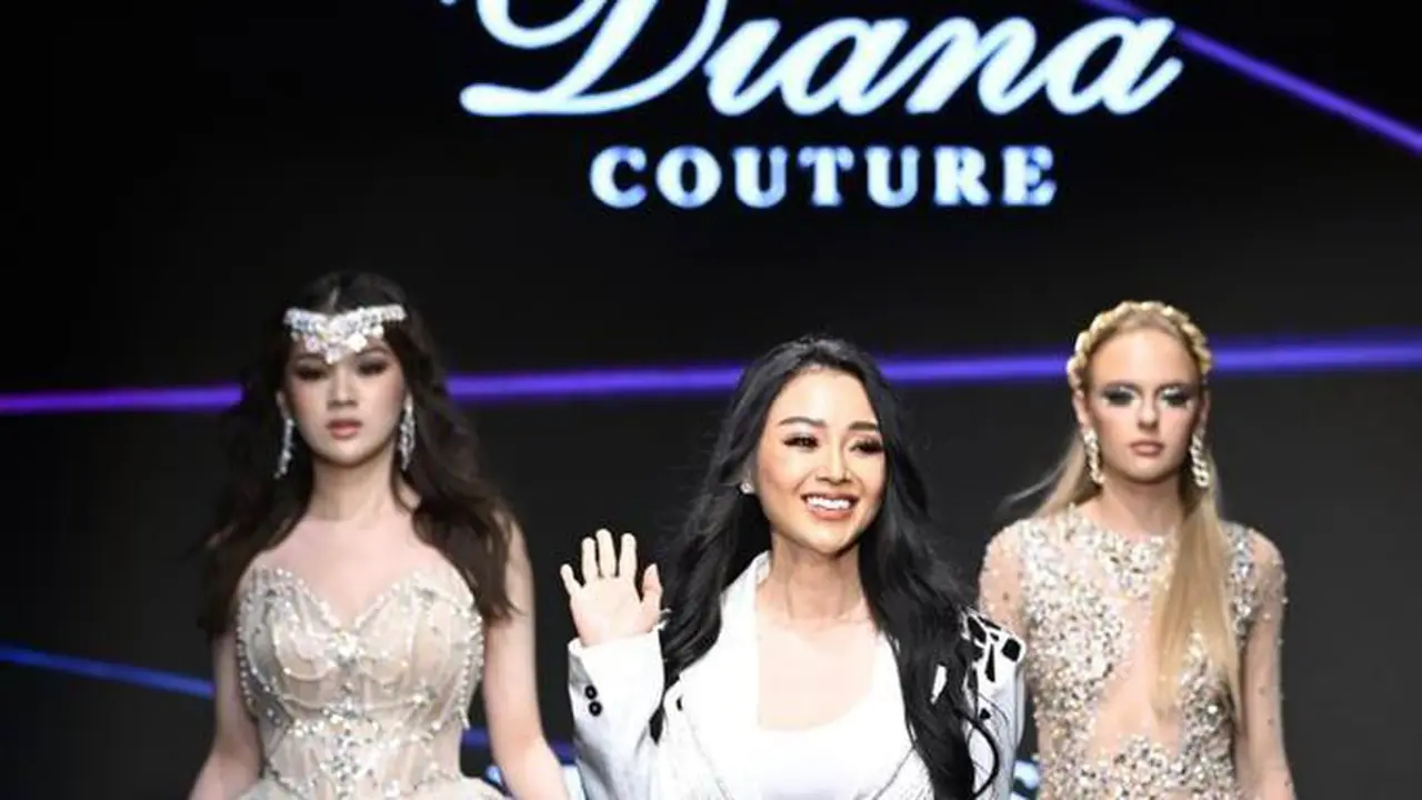 Perancang Busana Indonesia Diana M Putri dari Diana Couture bekerja sama dengan desainer aksesori emas Indonesia, UBS Gold berhasil pukau undangan yang hadiri Los Angeles Fashion Week 2022 (17/10). (Dok: Kemlu RI)