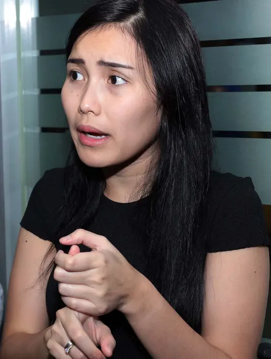 Meskipun dalam keadaan sakitnya, namun Julia Perez atau Jupe ini kerap memberi masukan untuk sahabatnya, Ayu Ting Ting. Diakui Ayu bahwa ia seringkali menerima omelan dari Jupe. (Deki Prayoga/Bintang.com)