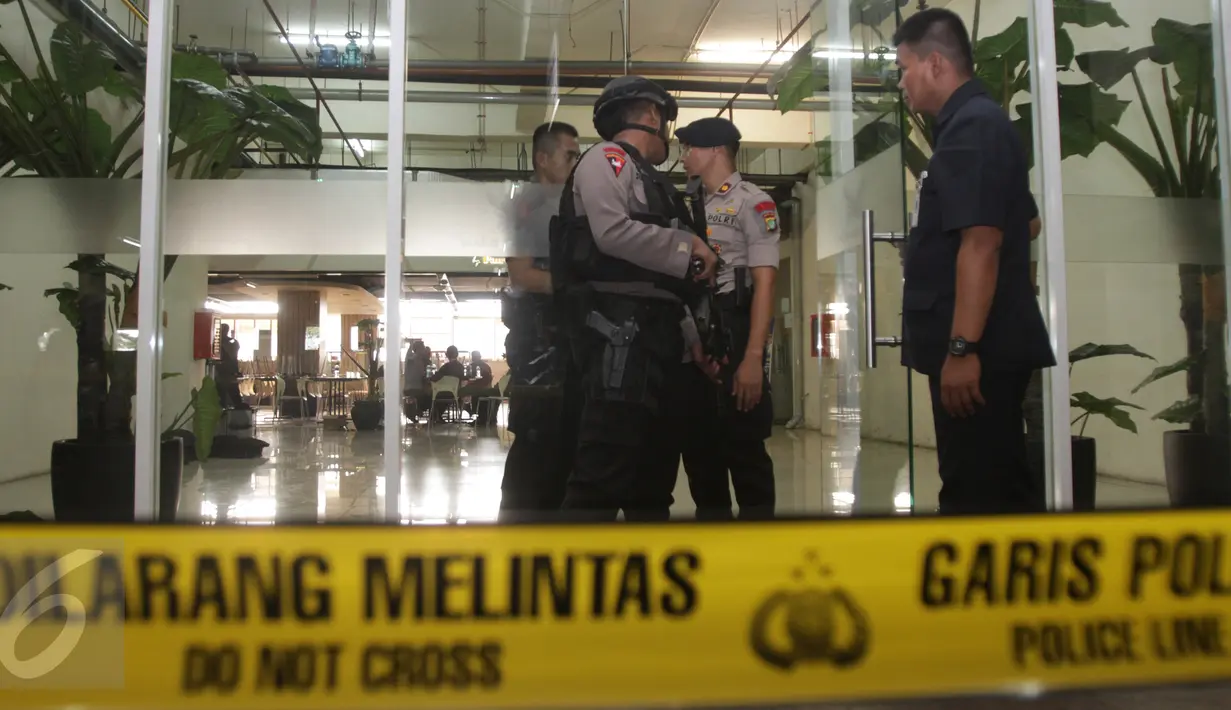 Petugas dari Polda Metro Jaya memasang garis polisi di lokasi ledakan di kantin Mal Alam Sutera, Tangerang, Banten, Rabu (28/10). Polda Metro Jaya memastikan sumber ledakan itu adalah bom rakitan dan berdaya ledak rendah. (Liputan6.com/Herman Zakharia)