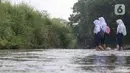 Dan, ketika hujan deras dan Sungai Cihideung meluap, para siswa terpaksa harus mengurungkan niat untuk berangkat ke sekolah. (Liputan6.com/Herman Zakharia)