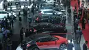 Pengunjung memadati salah satu stand kendaraan yang dipamerkan pada Indonesia International Motor Show 2018 di JIExpo, Jakarta, Kamis (19/4). IIMS 2018 diselenggarakan hingga 29 April mendatang. (Liputan6.com/Helmi Fithriansyah)