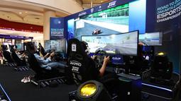 Sejumlah pebalap simulator berkompetisi saat Jakarta E-Prix ESports Championship 2023 yang berlangsung di Mal Artha Gading, Kelapa Gading, Jakarta Utara, Sabtu (20/05/2023).  40 pebalap simulator berpartisipasi untuk memperebutkan kejuaraan merupakan rangkaian dari Road to Jakarta E-Prix 2023. (Bola.com/Bagaskara Lazuardi)