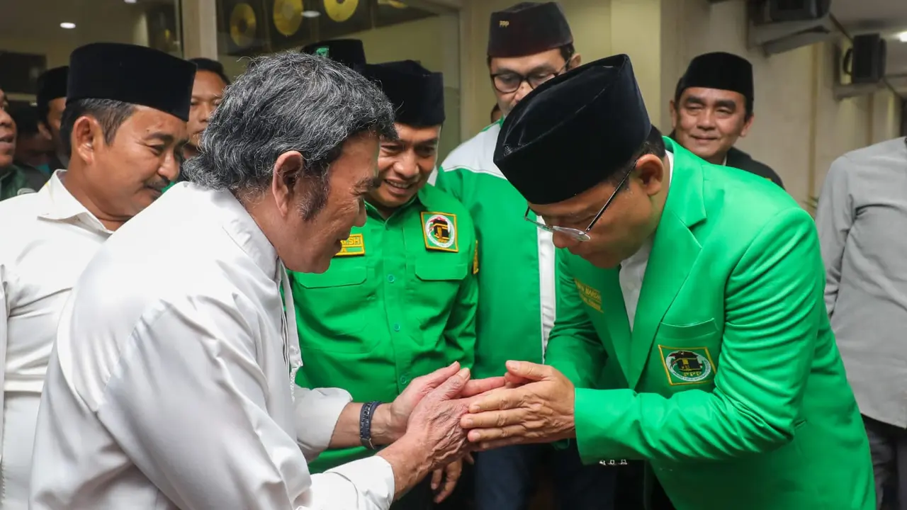 Plt Ketua Umum Partai Persatuan Pembangunan (PPP) Muhamad Mardiono menemui  salah satu Deklarator Gerakan Pemuda Kabah (GPK), yang juga legenda musik dangdut, Rhoma Irama. (Istimewa)