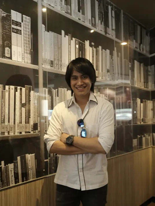 Disinggung apakah rumah baru ini sekaligus sebagai persiapannya untuk melepas masa lajangnya yang menurut rencana pada akhir tahun ini. Ia berharap, targetnya untuk menikahi Vicky Melanie tidak meleset. (Galih W. Satria/Bintang.com)