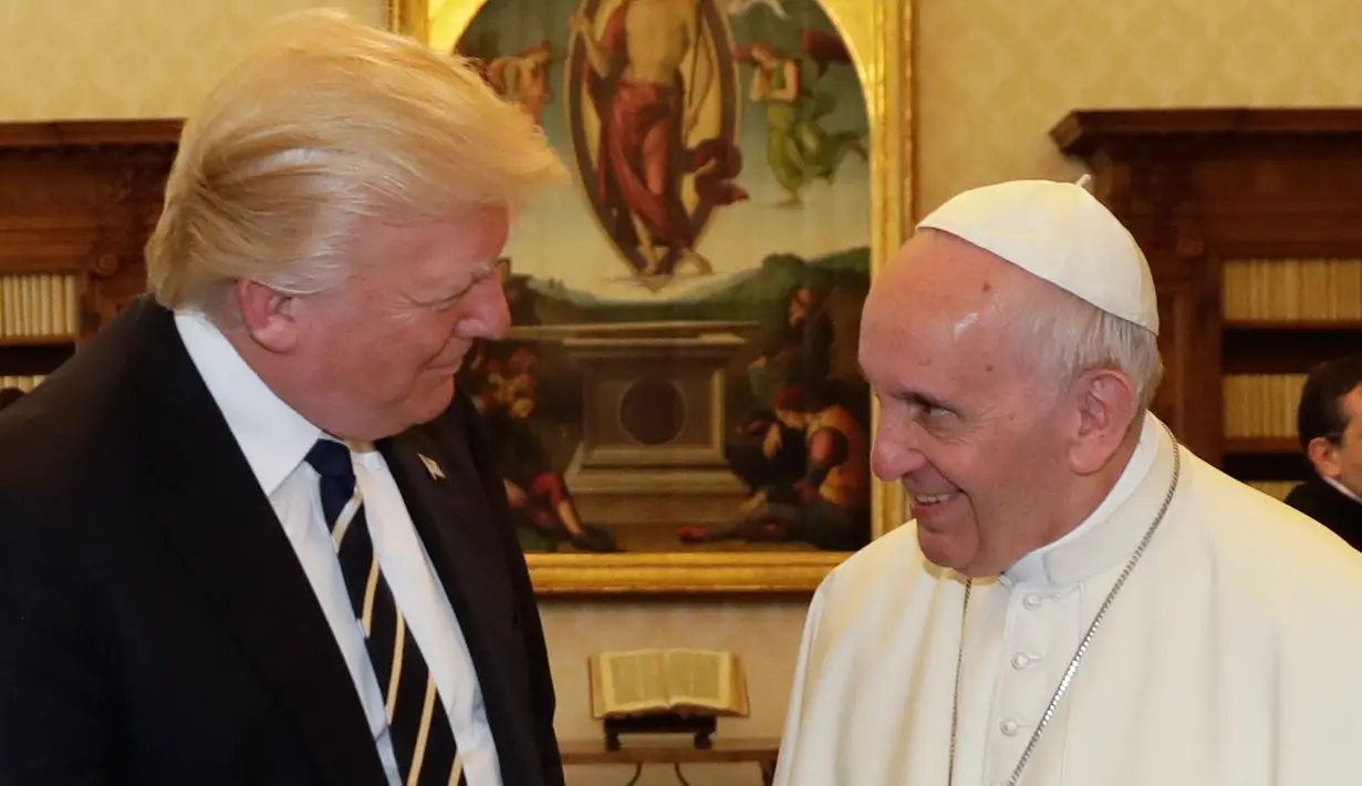 Presiden Donald Trump bertemu dengan Paus Fransiskus di Vatikan, Selasa (23/5). Trump mengajak istrinya Melania Trump saat melakukan kunjungan tersebut. (AP Photo / Evan Vucci)