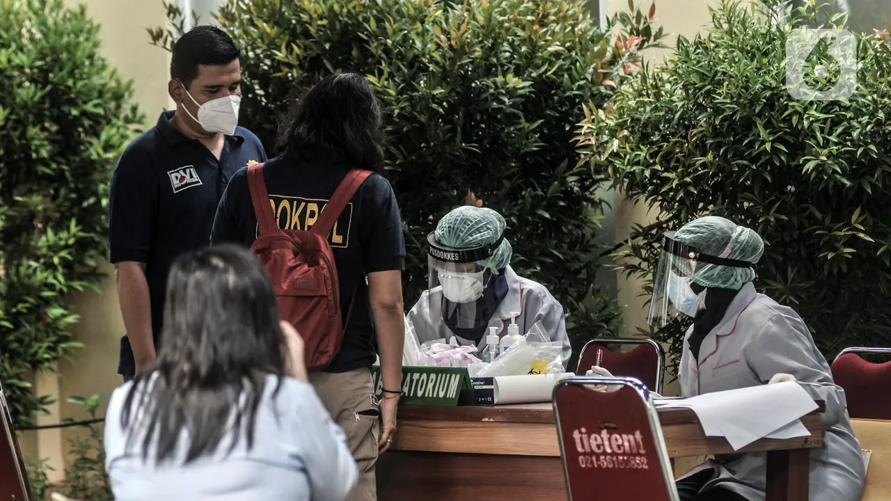 FOTO: Keluarga Korban Kecelakaan Sriwijaya Air SJ 182 Datangi Posko Ante Mortem RS Polri