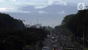 Kawasan gunung Gede-Pangrango terlihat samar menjadi latar belakang pemandangan di Jalan Benyamin Sueb, Kemayoran, Jakarta, Kamis (18/2/2021). Jika cuaca cerah, kawasan gunung Gede-Pangrango bisa terlihat dengan jelas dari atas jembatan layang Jalan HBR Motik. (Liputan6.com/Helmi Fithriansyah)