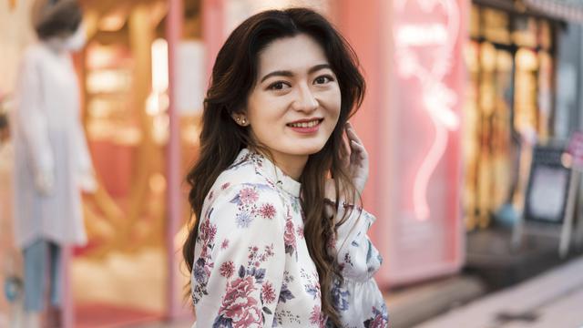 tertawa bahagia dewasa