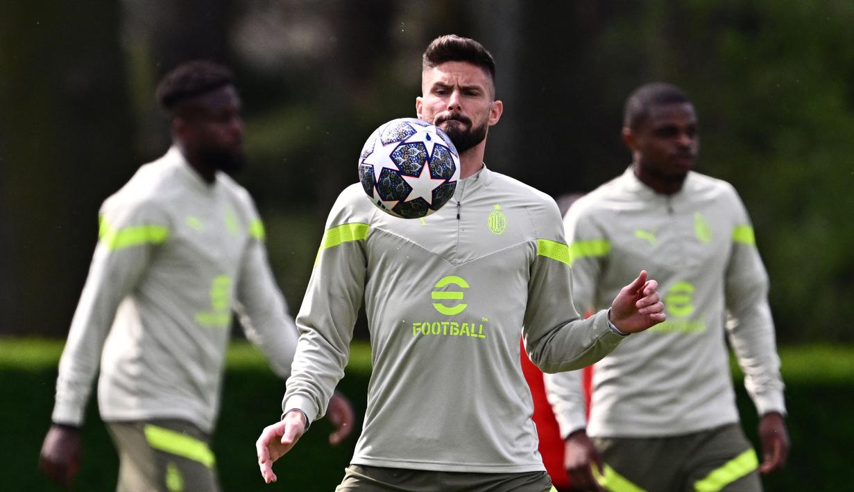 Pemain AC Milan, Olivier Giroud (tengah), saat mengikuti latihan bersama di Milanello training center, Carnago, Milan, Selasa (11/4/2023). (AFP/Gabriel Bouys)