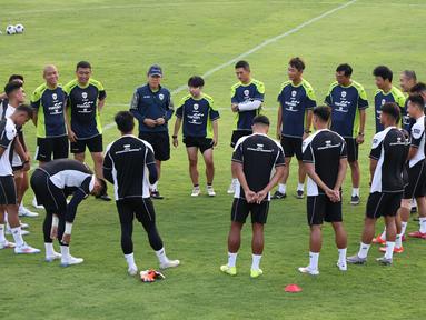 Timnas Indonesia menggelar latihan terakhir di Lapangan A Kompleks Gelora Bung Karno, Senayan, Jakarta, Sabtu (31/8/2024) jelang keberangkatan ke Jeddah, Arab Saudi untuk menghadapi tuan rumah Arab Saudi pada laga putaran ketiga Kualifikasi Piala Dunia 2026, Kamis (5/9/2024). Latihan diikuti 11 pemain, minus satu penjaga gawang Adi Satryo yang berhalangan. Sejatinya ada 26 pemain yang dipanggil, tetapi 14 lainnya berkiprah di luar negeri. Ke-14 pemain ini tidak berkumpul di Jakarta, namun langsung bergabung di Jeddah pada 1 dan 2 September. (Bola.com/Abdul Aziz)