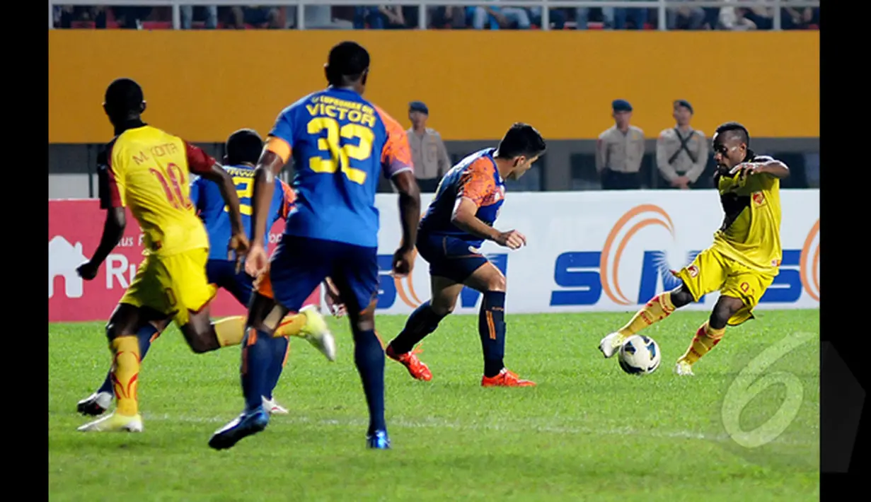 Arema Cronus membungkam Sriwijaya FC dengan skor 1-0 saat laga Final SCM Cup 2015 di Stadion Jakabaring,Selasa (27/1/2015). (Liputan6.com/Johan Tallo)