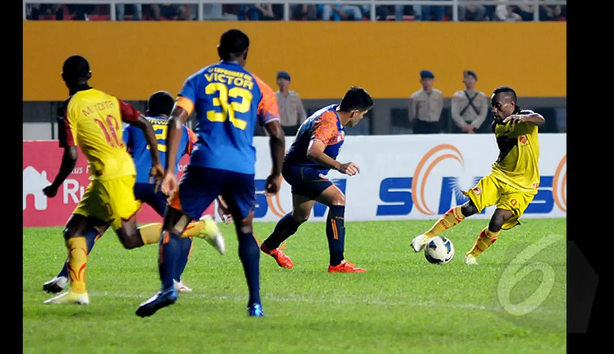 Arema Cronus membungkam Sriwijaya FC dengan skor 1-0 saat laga Final SCM Cup 2015 di Stadion Jakabaring,Selasa (27/1/2015). (Liputan6.com/Johan Tallo)