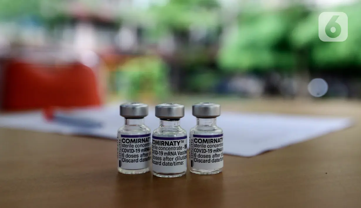 Botol vaksin COVID-19 dosis ketiga (booster) terlhat di atas meja di RPTRA Rusun Benhil, Jakarta, Rabu (6/7/2022). Selain itu, vaksin booster juga jadi syarat bagi masyarakat yang ingin melakukan perjalanan menggunakan transportasi umum. (Liputan6.com/Johan Tallo)