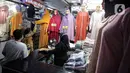 Warga memilih perlengkapan ibadah di Pasar Tanah Abang Blok A, Jakarta, Senin (4/4/2022). Penjualan busana muslim seperti mukena, kerudung, sajadah dan sarung mengalami peningkatan di bulan Ramadhan. (Liputan6.com/Faizal Fanani)