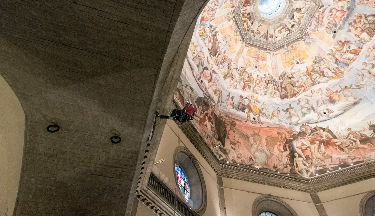 Seorang teknisi memeriksa kubah katedral Basilica di Santa Maria del Fiore di Italia (11/1). Kubah katedral Florence ini memiliki ketinggian lebih dari 140 kaki. (Claudio Giovannini/Opera del Duomo press office via AP)