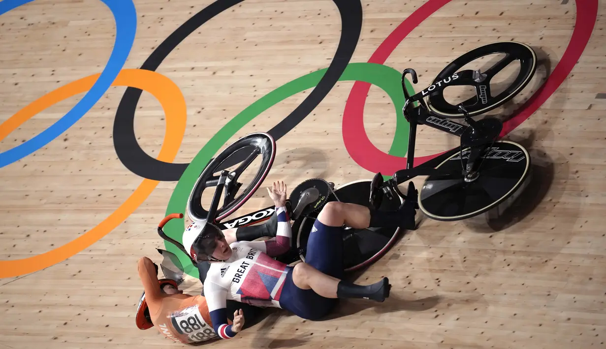 Insiden terjadi dalam nomor sepeda lintasan putri antara Katy Marchant (kanan) dari Tim Inggris Raya dengan Laurine van Riessen pada Olimpiade Tokyo 2020,  Kamis (5/8/2021). (Foto: AP/Christophe Ena)