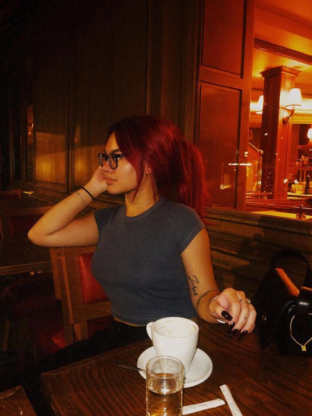 6 Potret Terbaru Shafa Harris dengan Rambut Merah Terang, Curi Perhatian