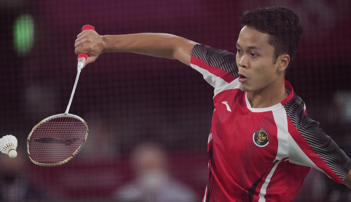 Di awal gim kedua, Chen Long masih terus mengendalikan permainan hingga unggul 6-2 sebelum akhirnya disamakan 6-6 oleh Anthony Sinisuka Ginting. Momentum positif kembali gagal dipertahankan Anthony Sinisuka Ginting, hingga Chen Long berhasil unggul 11-6 saat interval. (Foto: AP/Dita Alangkara)