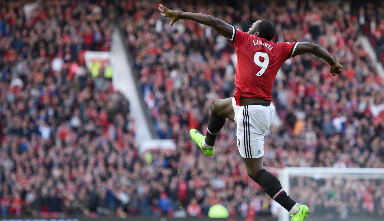 Penyerang Setan Merah, Romelu Lukaku menyumbangkan satu gol saat melawan Everton pada lanjutan Premier League di Old Trafford, Manchester (17/9/2017). Manchester United menang 4-0.  (AFP/Oli Scarff)