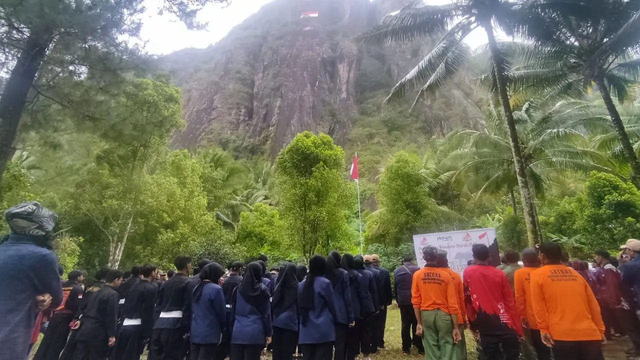 Pengibaran bendera Merah Putih di Tebing Sepikul Trenggalek menyambut HUT ke-78 RI. (Dian Kurniawan/Liputan6.com)