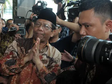 Koordinator Presidium Korps Alumni Himpunan Mahasiswa Islam (KAHMI) Mahfud MD mendatangi Gedung KPK, Jakarta, Jumat (13/5/2016). Kedatangan Mahfud untuk menjadi khatib Jumat di KPK. (Liputan6.com/Helmi Afandi)