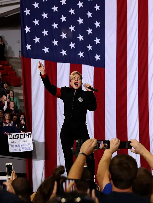  Tersiar kabar bahwa Gaga pernah mengganti nama akun Twitternya dengan #VoteHillary. Namun setelah Trump menang, akun itu digantinya menjadi #CountryofKindness. (AFP/Bintang.com)