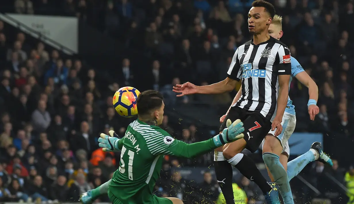 Aksi pemain Newcastle United, Jacob Murphy mengecoh kiper Manchester City, Ederson pada laga Premier League di Etihad Stadium, Manchester, (20/1/2018). Manchester City menang 3-1. (AFP/Paul Ellis)