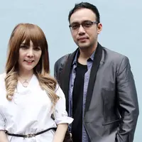 Setelah dua kali gagal membina rumah tangga, Sandy Tumiwa ingin kembali membina rumah tangga. Mantan suami Tessa Kaunang itu akan menikah dengan penyanyi dangdut Shinta Beby. (Nurwahyunan/Bintang.com)