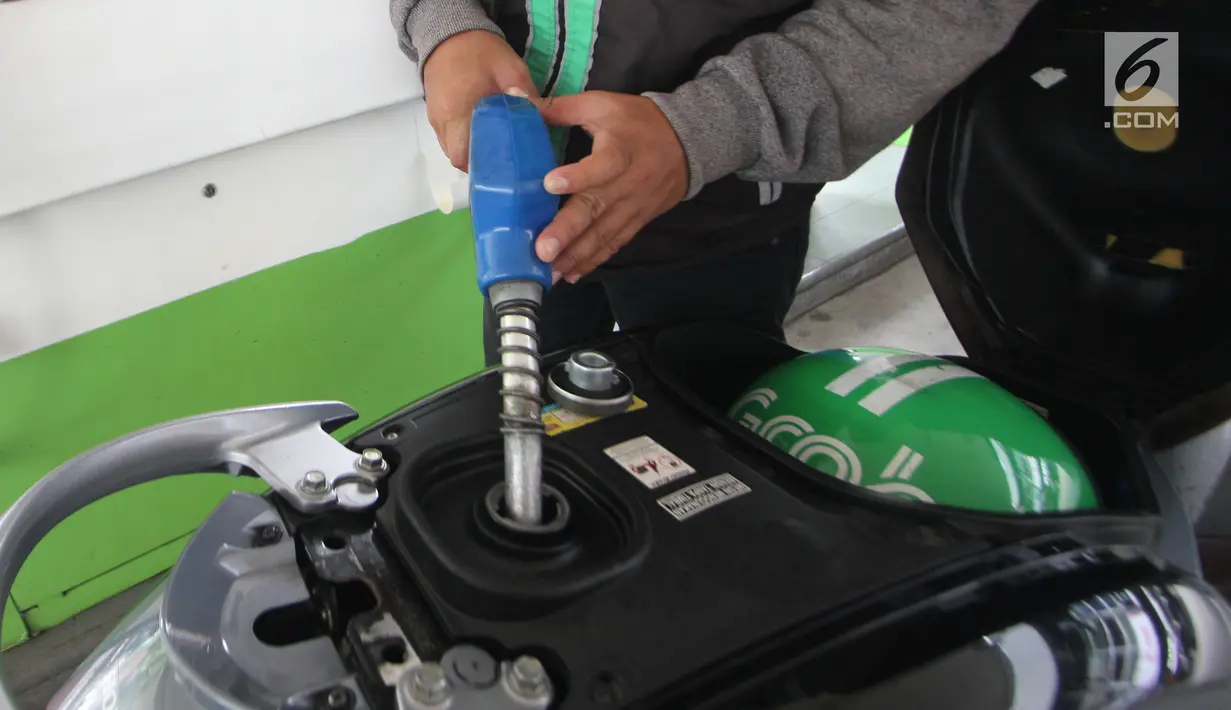 Pengendara motor mengisi kendaraannya dengan Bahan Bakar Minyak (BBM) di salah satu SPBU, Jakarta, Sabtu (5/1/2019). PT Pertamina (Persero) akhirnya menurunkan harga BBM Pertamax Cs per- Sabtu (5/1) pukul 00;00 WIB. (Liputan6.com/Angga Yuniar)