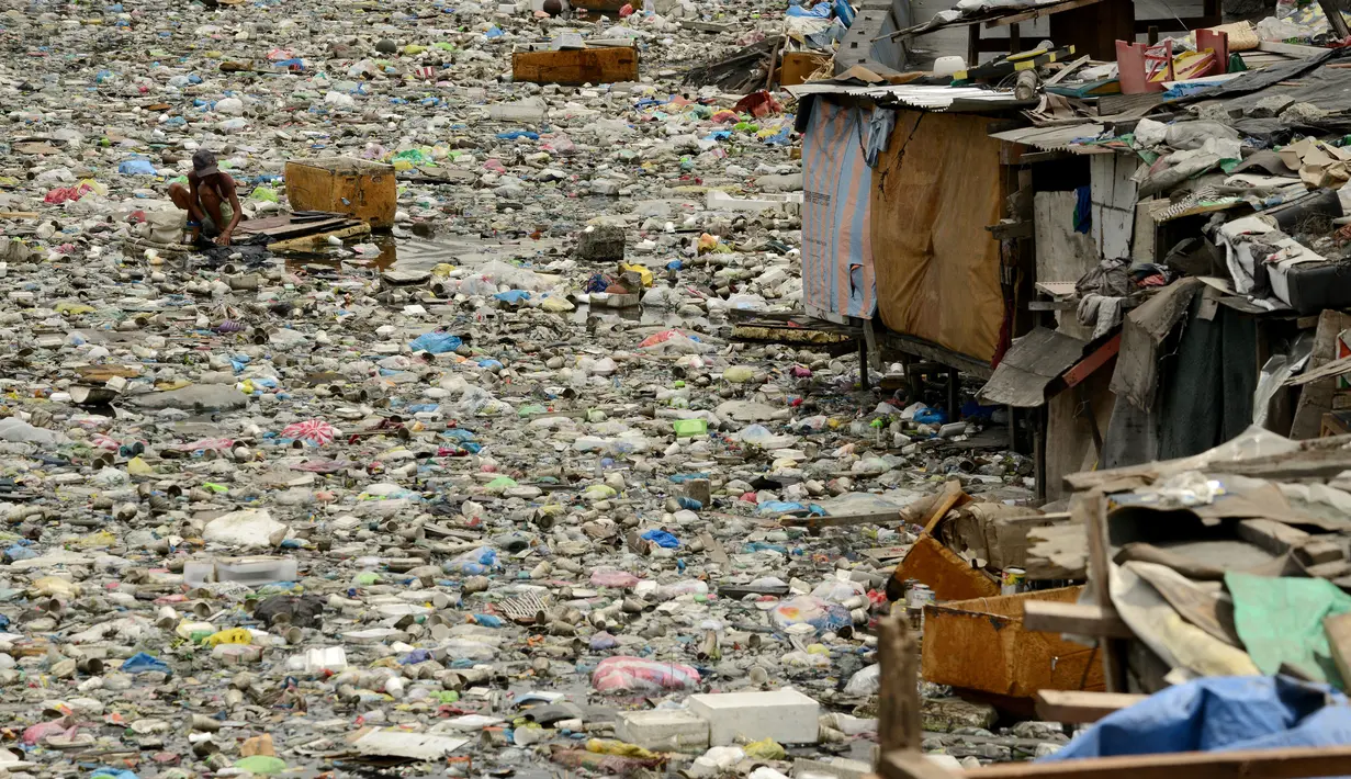 Pemulung mencari sampah plastik untuk di daur ulang di antara tumpukan sampah di aliran Sungai Estero de Vitas di Tondo, Filipina, (21/4). Peringatan Hari Bumi pada 22 April menjadi gerakan global dalam menyerukan perlindungan lingkungan. (Noel CELIS/AFP)