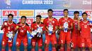 Sejumlah pemain Timnas Indonesia U-22 berpose memegang medali emas setelah memenangkan laga final sepak bola SEA Games 2023 melawan Thailand di Olympic Stadium, Phnom Penh, Kamboja, Selasa (16/05/2023). (AFP/Nhac Nguyen)