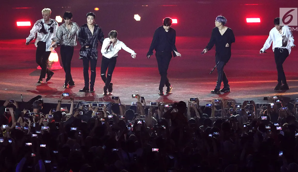 Boy band Korea Selatan, iKON tampil menghibur penonton pada upacara penutupan Asian Games 2018 di Stadion Gelora Bung Karno, Jakarta, Minggu (2/9). Mereka membawakan dua lagu selama 20 menit. (Liputan6.com/Helmi Fithriansyah)