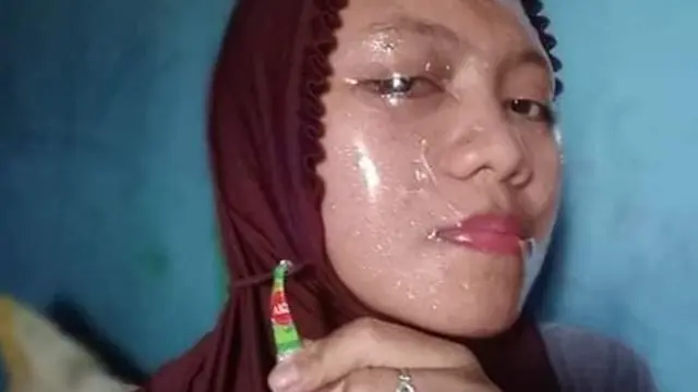 Gagal Glowing, 6 Aksi Orang Pakai Skincare Ini Nyeleneh Banget