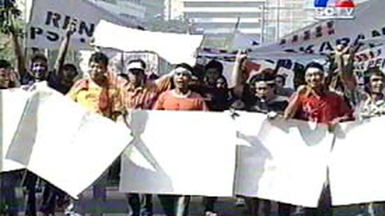 050804bDemoPedagang.jpg