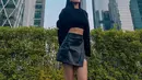 Dengan low angle, Aaliyah pamer body goals dengan gaya cewek mamba. Ia padukan croptop hitam dengan rok mini kulit dan blazer [@aaliyah.massaid]