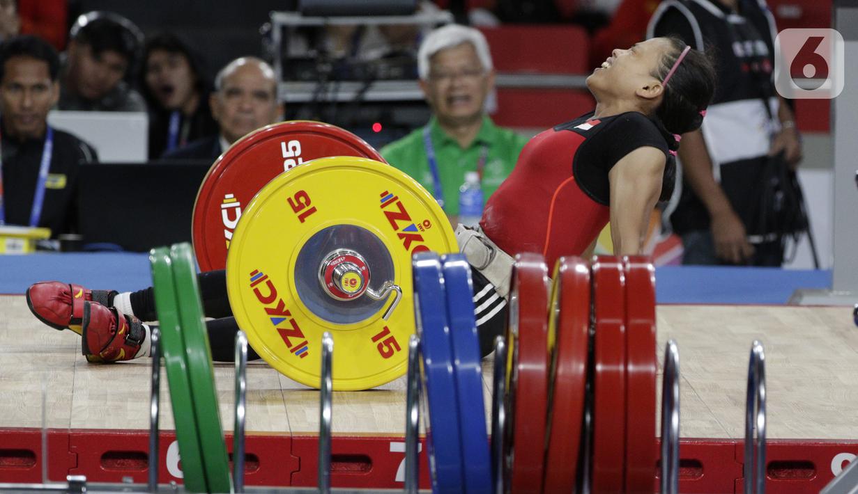 Lifter putri Indonesia, Lisa Setiawati terjatuh saat laga SEA Games 2019 cabang angkat besi nomor 45 kilogram di Stadion Rizal Memorial, Manila, Minggu (1/12/2019). Dirinya mendapatkan medali perak setelah meraih total angkatan 169 kilogram. (Bola.com/M Iqbal Ichsan)