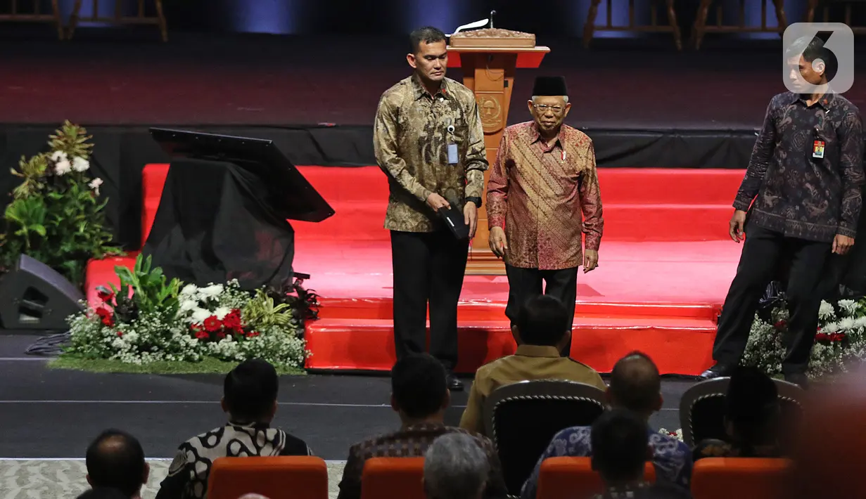 Wapres Ma'ruf Amin usai memberikan pidato sekaligus menutup Rakornas Indonesia Maju antara Pemerintah Pusat dan Forum Koordinasi Pimpinan Daerah di Bogor, Jawa Barat, Rabu (13/11/2019). Kegiatan itu untuk mensinergikan program-program pemerintah pusat dengan daerah. (Liputan6.com/Herman Zakharia)