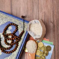 Ilustrasi membayar zakat/copyright shutterstock.om/hilalabdullah