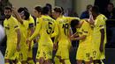 Pemain Villarreal merayakan gol yang dicetak Denis Suarez ke gawang Napoli pada laga leg pertama 32 besar Liga Europa di Stadion Camp El Madrigal, Jumat (19/2/2016) dini hari WIB. (AFP/Jose Jordan)