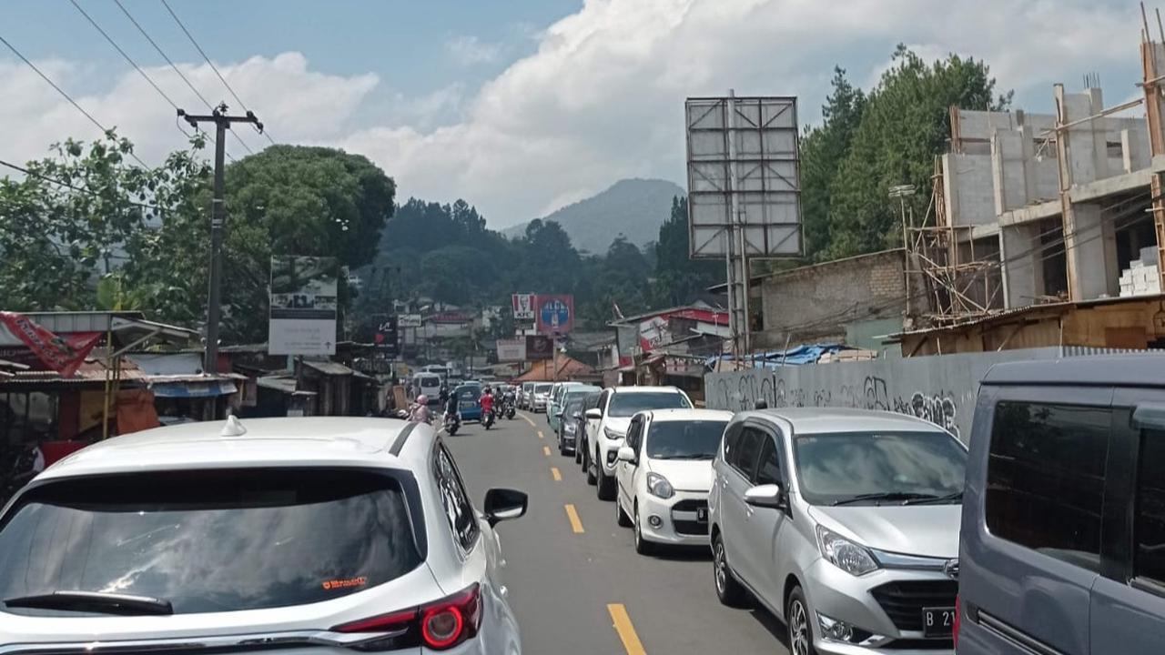 Kemacetan terjadi di Puncak, Kabupaten Bogor, arah Jakarta, Minggu (5/9/2021).