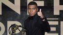 <p>Pemain Paris Saint-Germain, Kylian Mbappe memberikan gestur jempol setelah menerima penghargaan Pemain Terbaik Liga Prancis 2022/2023 dari UNFP (French National Professional Football players Union) pada acara yang berlangsung di Paris, Prancis, 28 Mei 2023. (AFP/Bertrand Guay)</p>