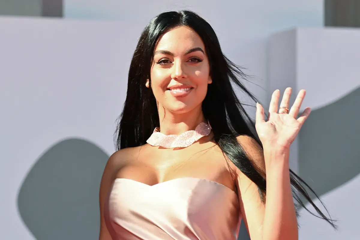 Foto Piala Eropa: Adu Cantik 2 WAGs di Euro 2020, Maria Zulay Salaues Istri Pogba Ataukah Georgina Rodriguez