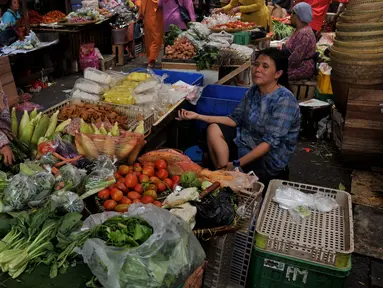 Seorang ibu memilih sayuran di Pasar Kebayoran Lama, Jakarta, Kamis (27/8/2015). Naiknya harga kebutuhan pokok membuat pembeli mengurangi pembelian bahan makanan hingga menyebabkan daya beli masyarakat turun. (Liputan6.com/Johan Tallo)