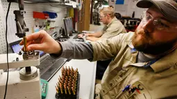 Pekerja saat melihat kondisi peluru yang dibuat di Pabrik peluru Barnes Bullets, Utah, Amerika Serikat, Rabu (6/1). Peluru ini digunakan untuk senjata M4 Carbine. (REUTERS/George Frey)