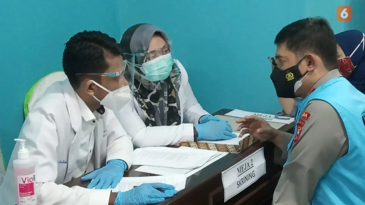 Kapolda Sulsel, Irjen Pol Merdisyam saat screening sebelum divaksin (Liputan6.com/Fauzan)